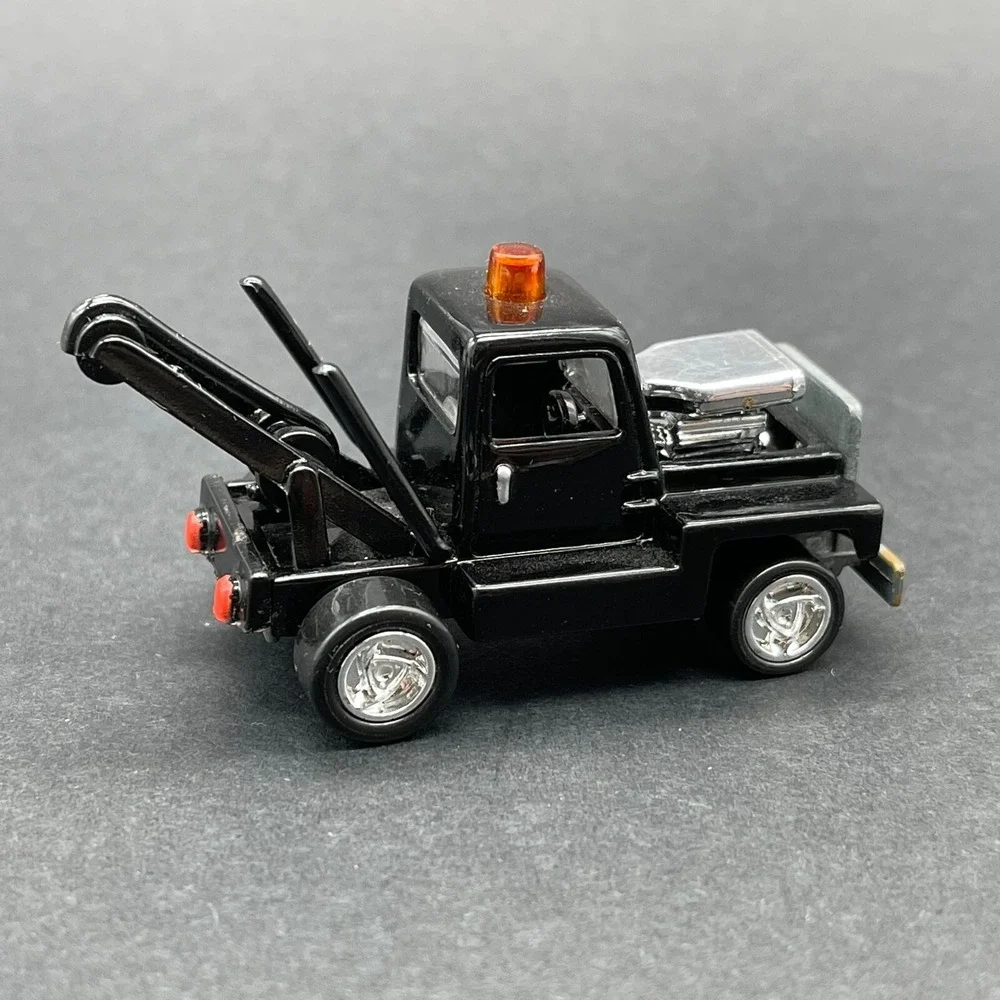 Johnny Lightning‎ The Lost Toppers 1971 Tow'd Tow Truck Black Diecast 1/64 Loose